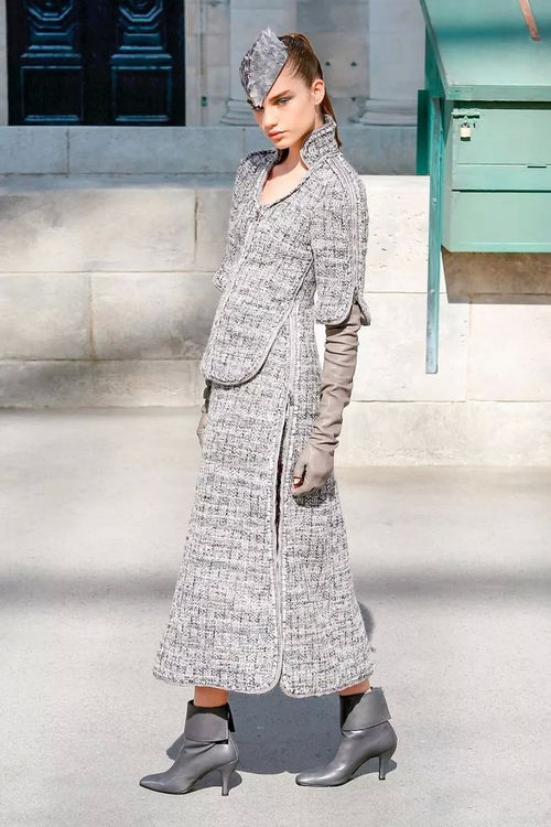 皮衣加皮褲當(dāng)時(shí)流行元素,一看就是從大城市回來的 面料